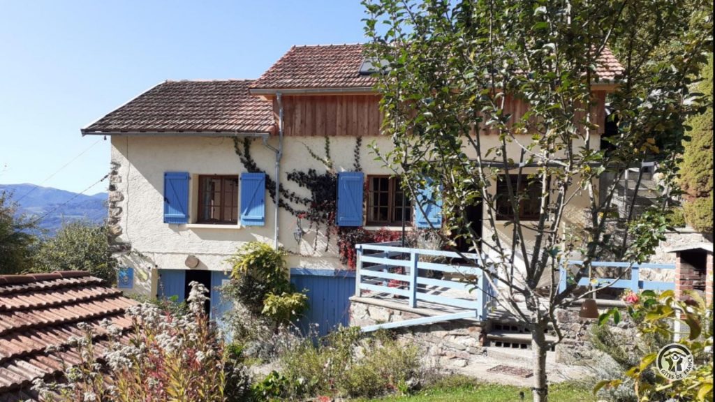 Maison de caractère en Ariège avec façade traditionnelle et environnement naturel.