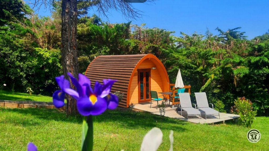 Hébergement insolite en bois intégré dans un environnement naturel.