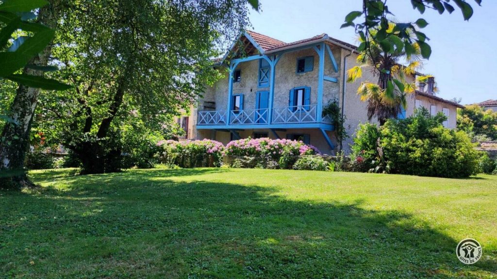 Maison de vacances Gîtes de France avec jardin arboré et façade traditionnelle