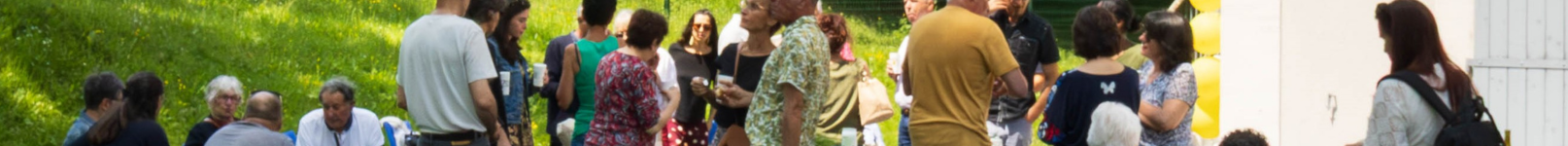 Groupe de propriétaires et partenaires réunis lors d’un moment d’échange en extérieur.