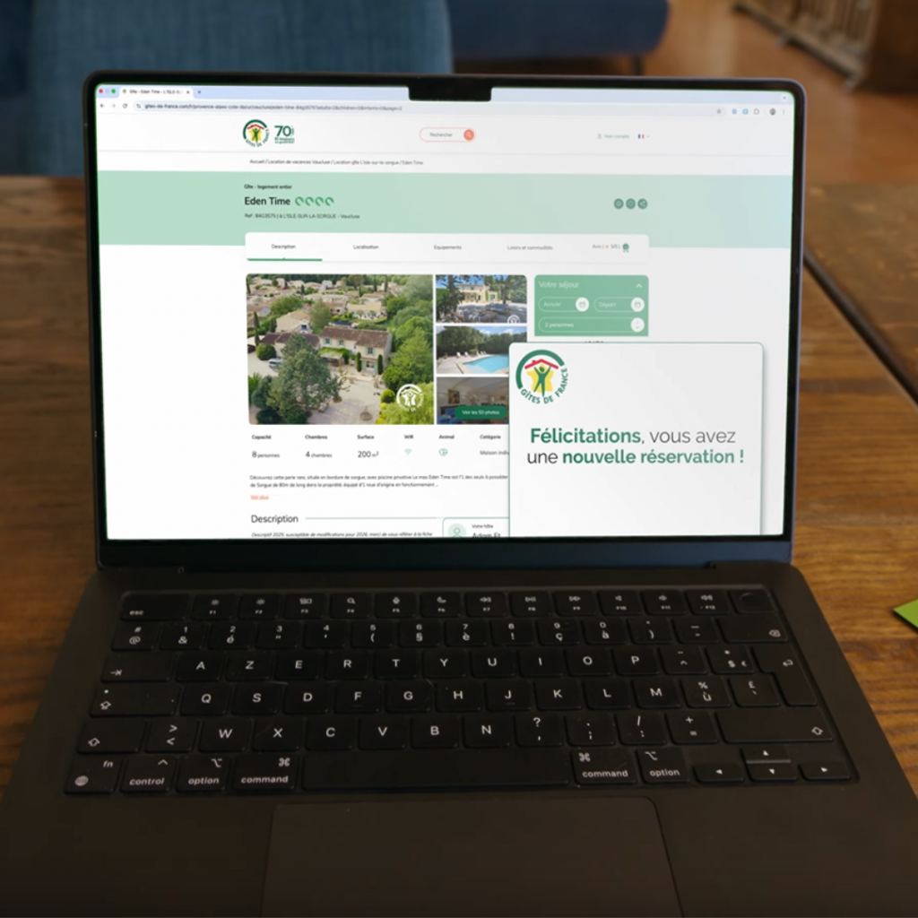 Ordinateur portable affichant une fiche hébergement Gîtes de France publiée en ligne.
