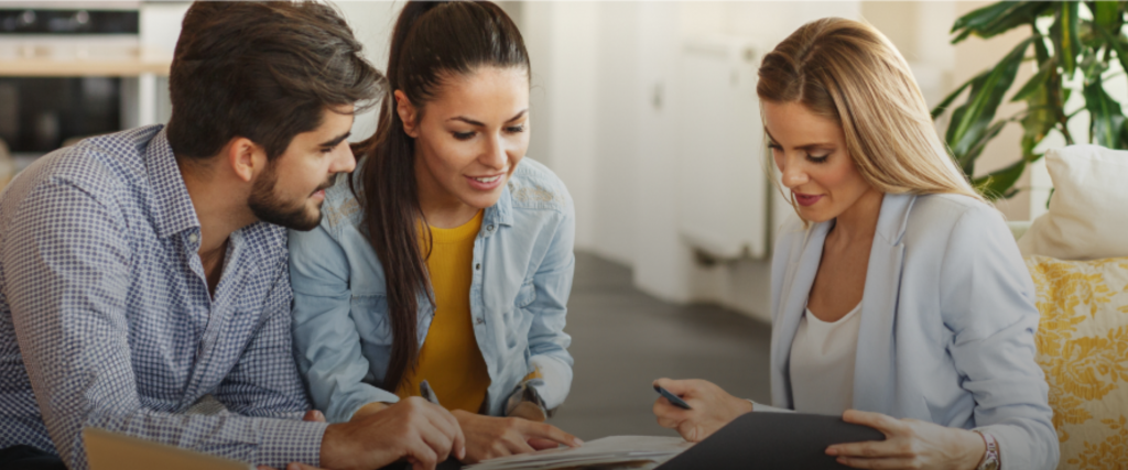 Conseillère Gîtes de France accompagnant un couple de propriétaires lors d’un échange personnalisé.