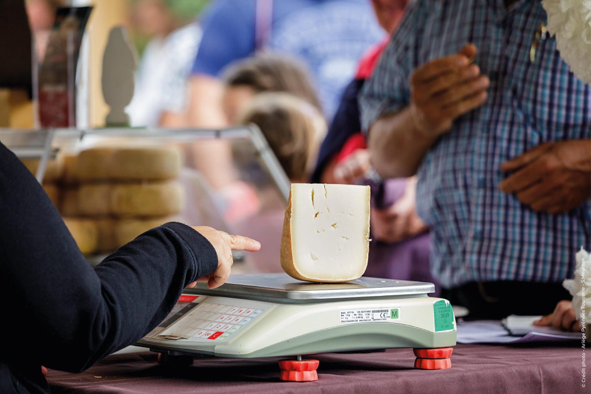 Marché local en Ariège mettant en avant les produits du terroir et le savoir-faire artisanal.