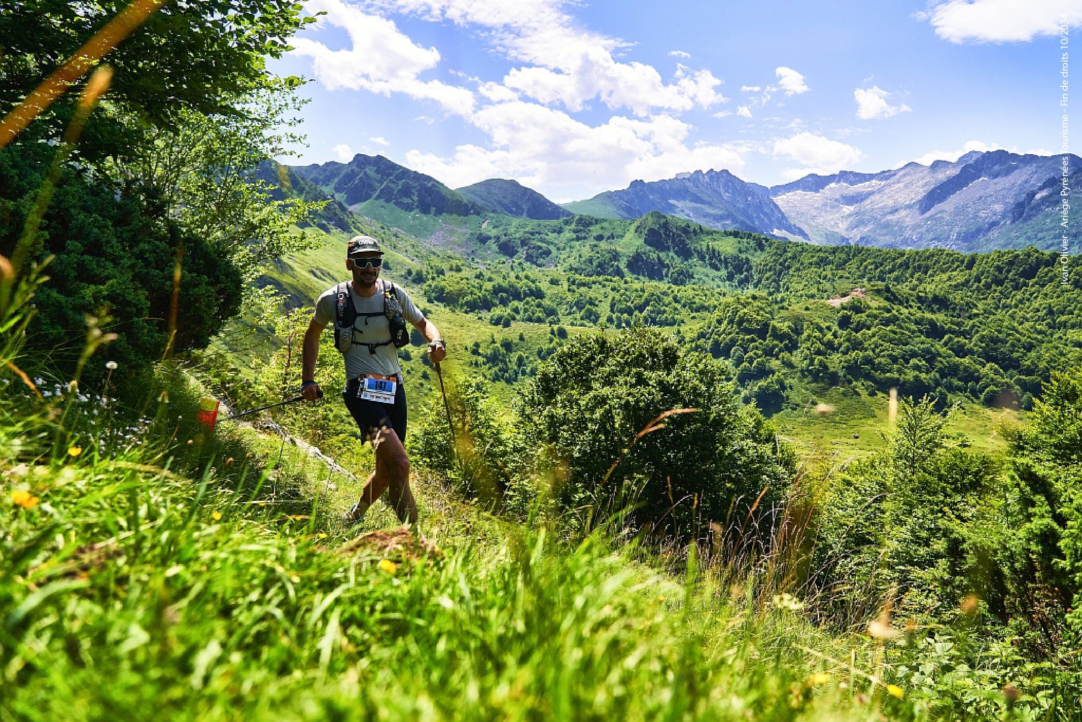 Randonnée en montagne en Ariège au cœur d’un paysage verdoyant.