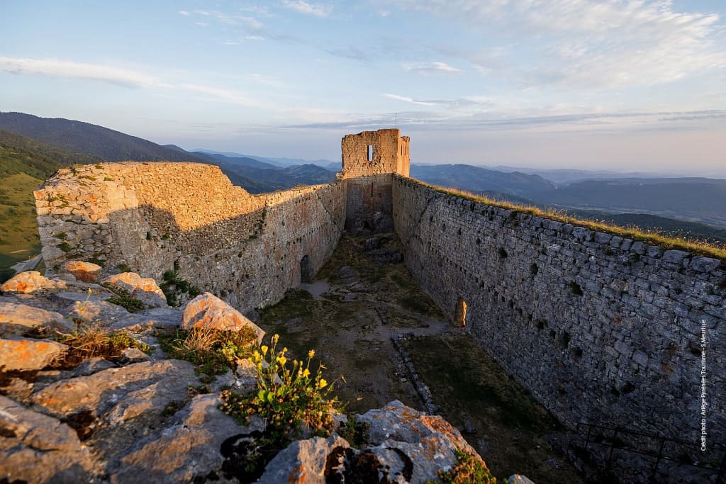 Château cathare perché offrant une vue panoramique sur les paysages de l’Ariège.